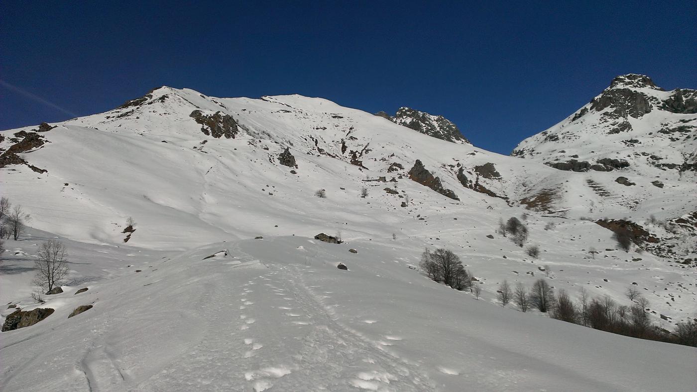la cresta di salita sullo sfondo del cielo