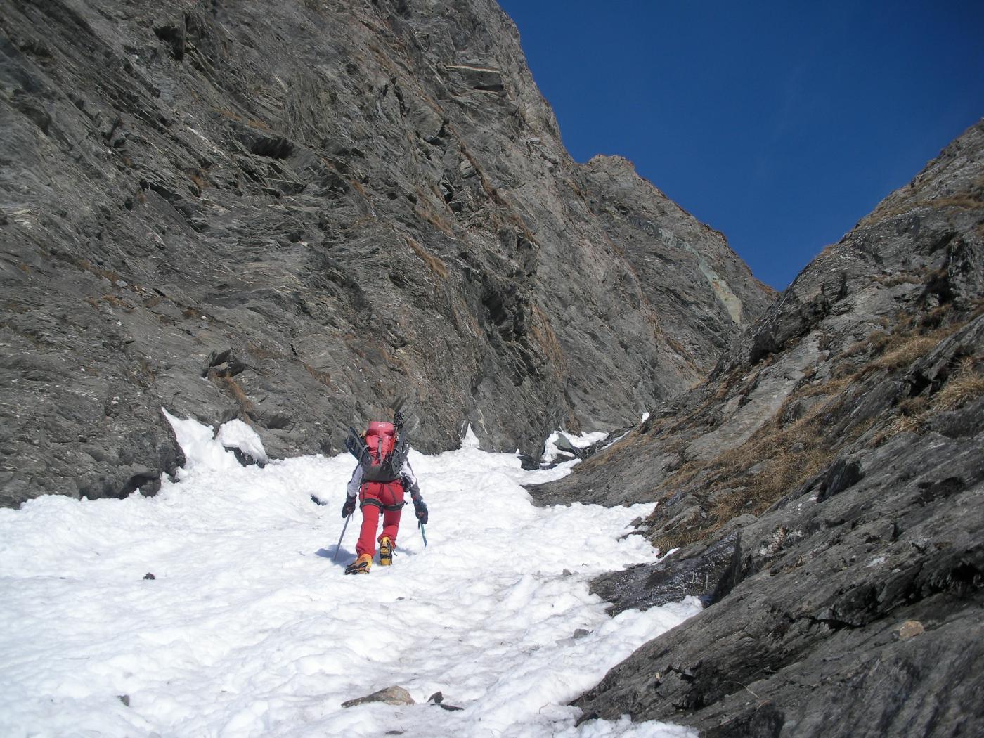 dove il canale piega a sx e si restringe..