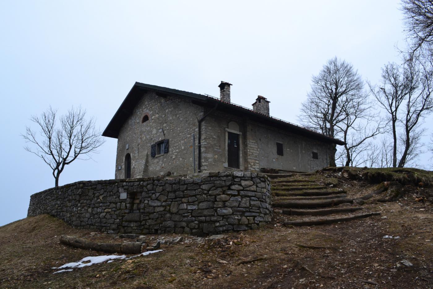 l'ampio ricovero in vetta