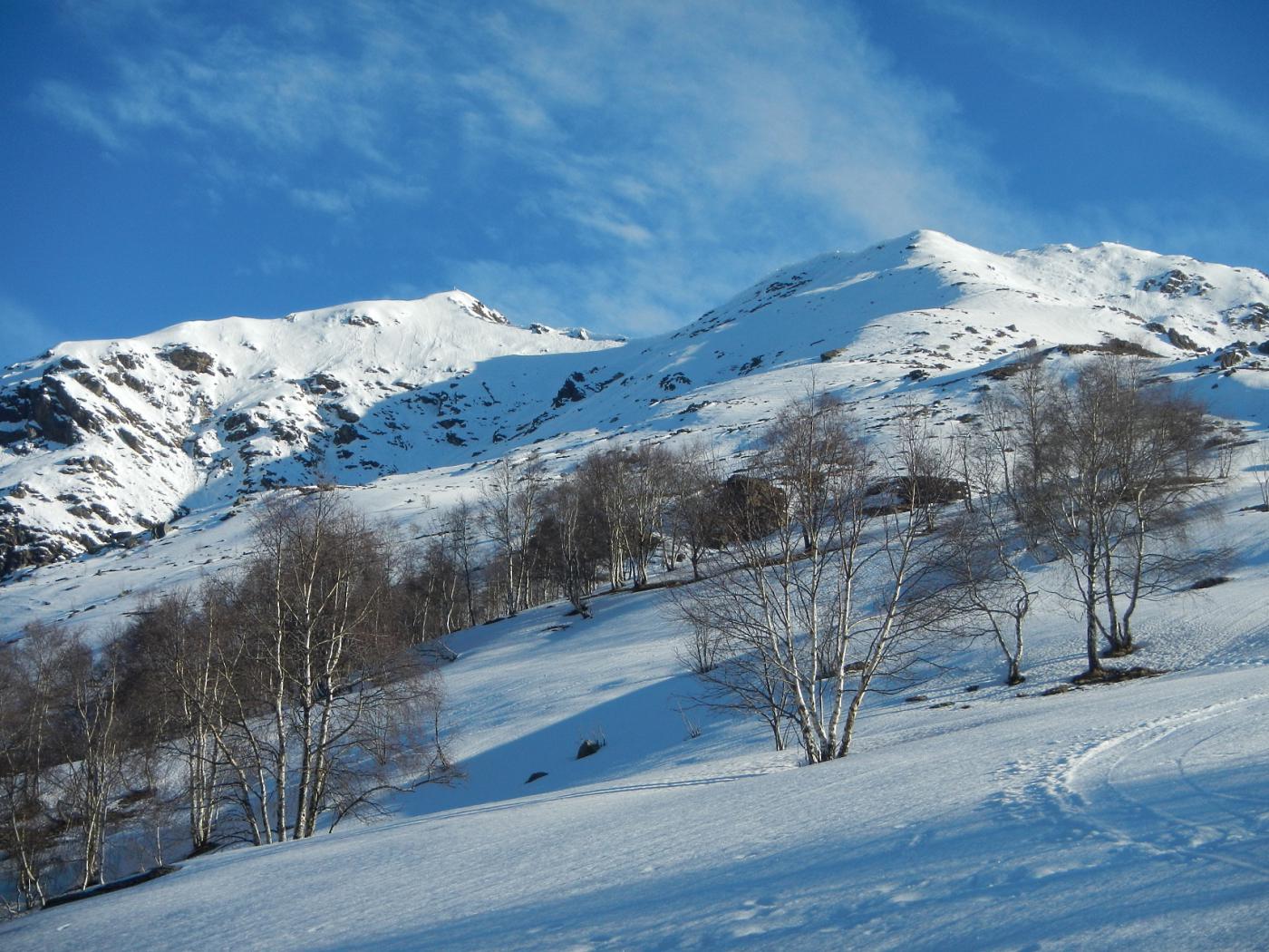 sulla sinistra la Punta Nord  2344 m. a destra la Punta Sud 2230 