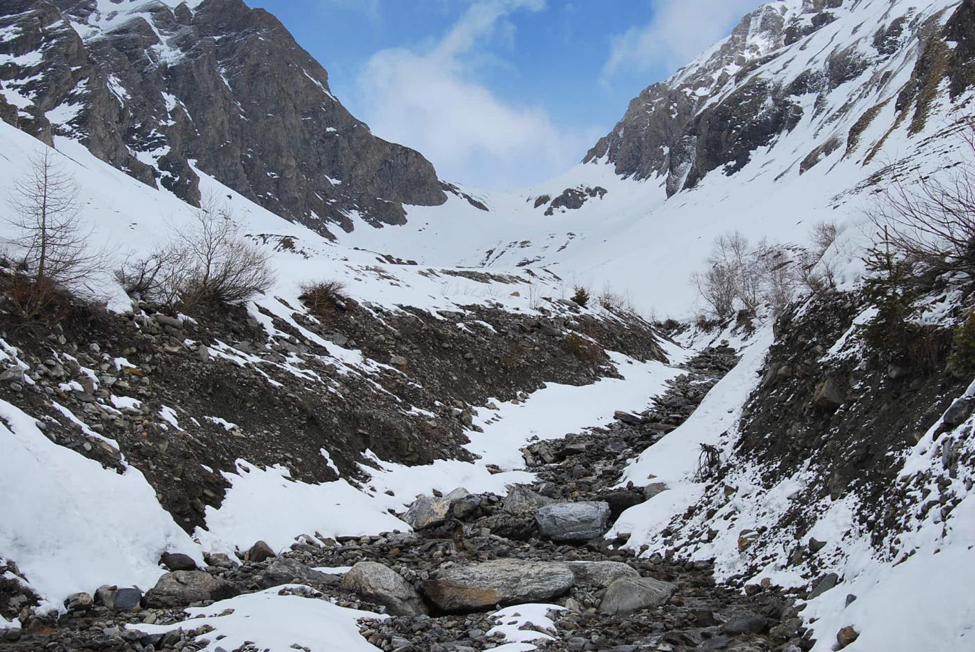 Il torrente di Liconi; in alto sulla sella il Lago di LIconi