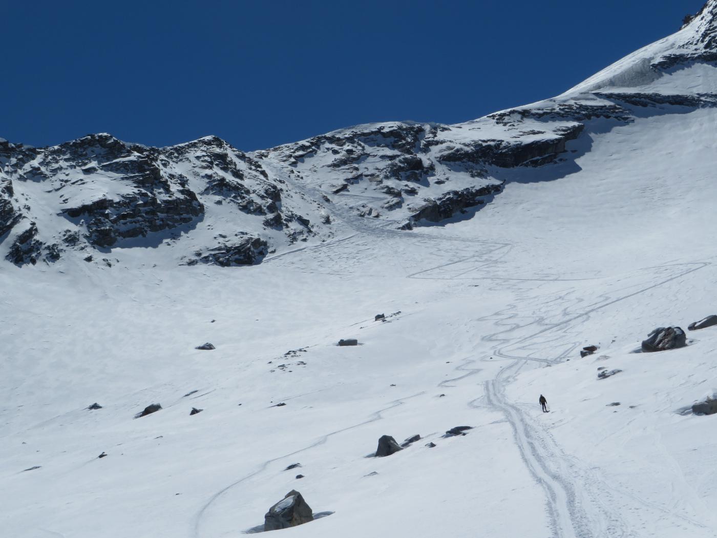 discesa con il canale ripido sullo sfondo a dx