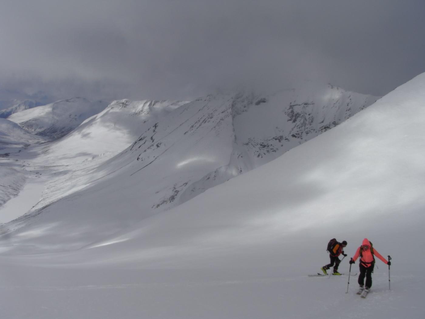 itinerario di salita, sullo sfondo il lago Tindevatnet