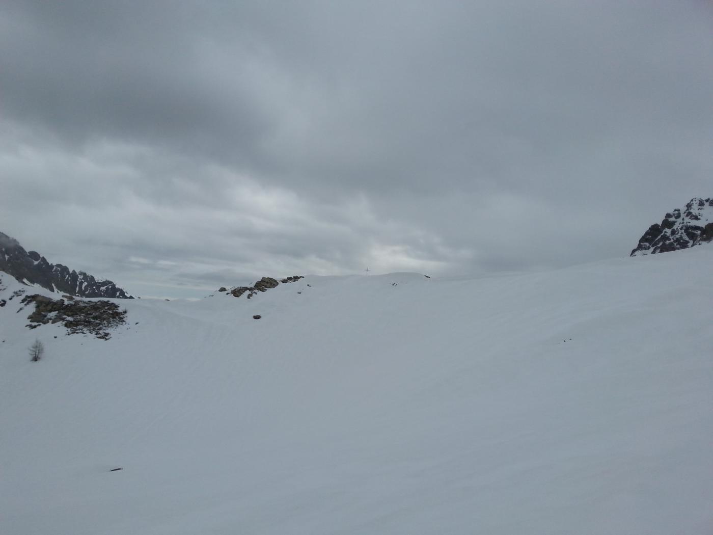 Salendo si vede in lontananza la Croce di Caraglio