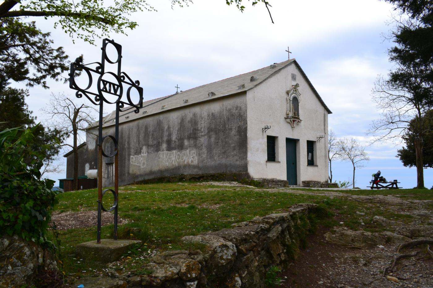 il Santuario di Santa Croce sulla cima del monte