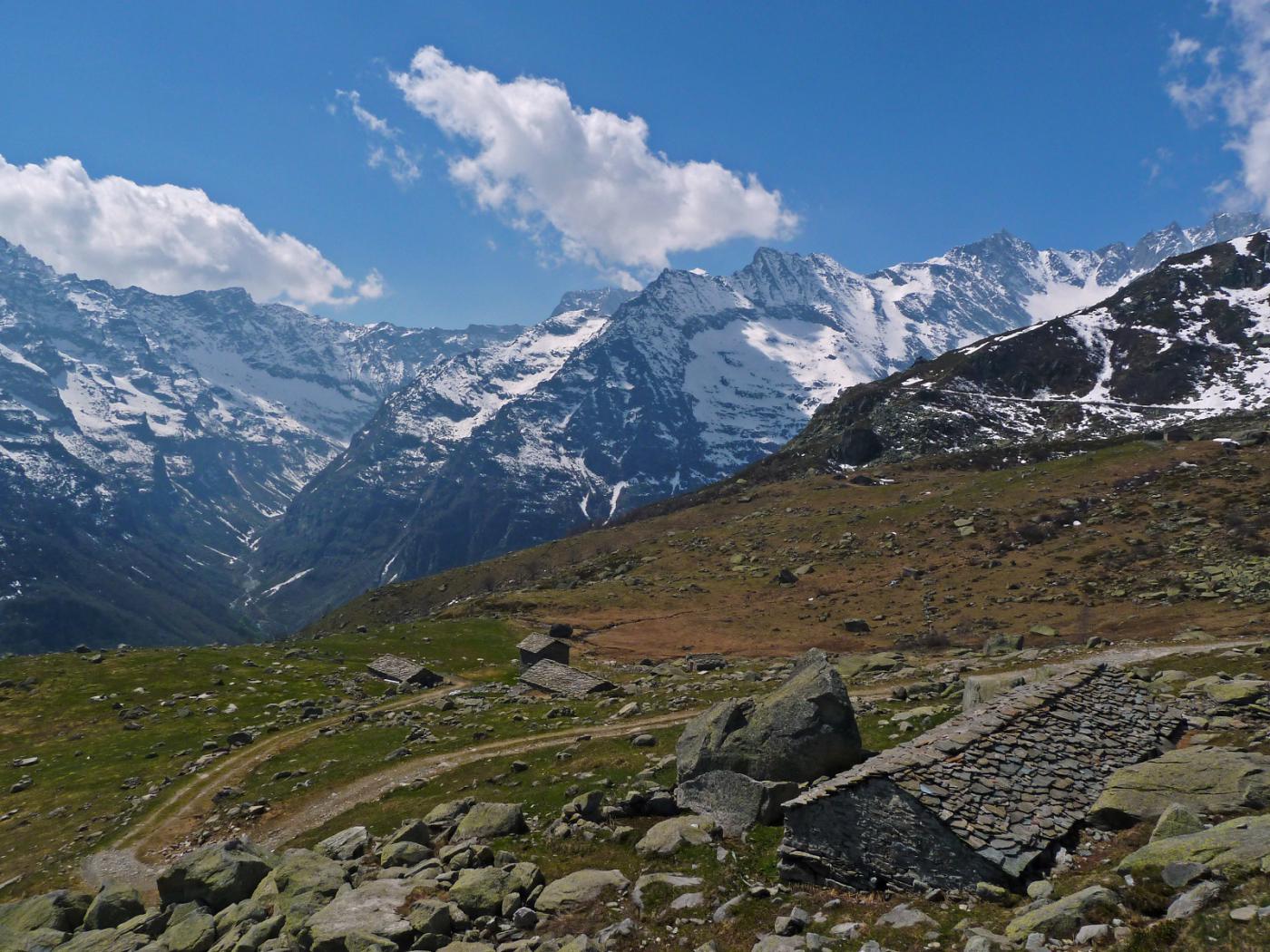 Gias Crest, con l'imbocco del Vallone di Sea sullo sfondo