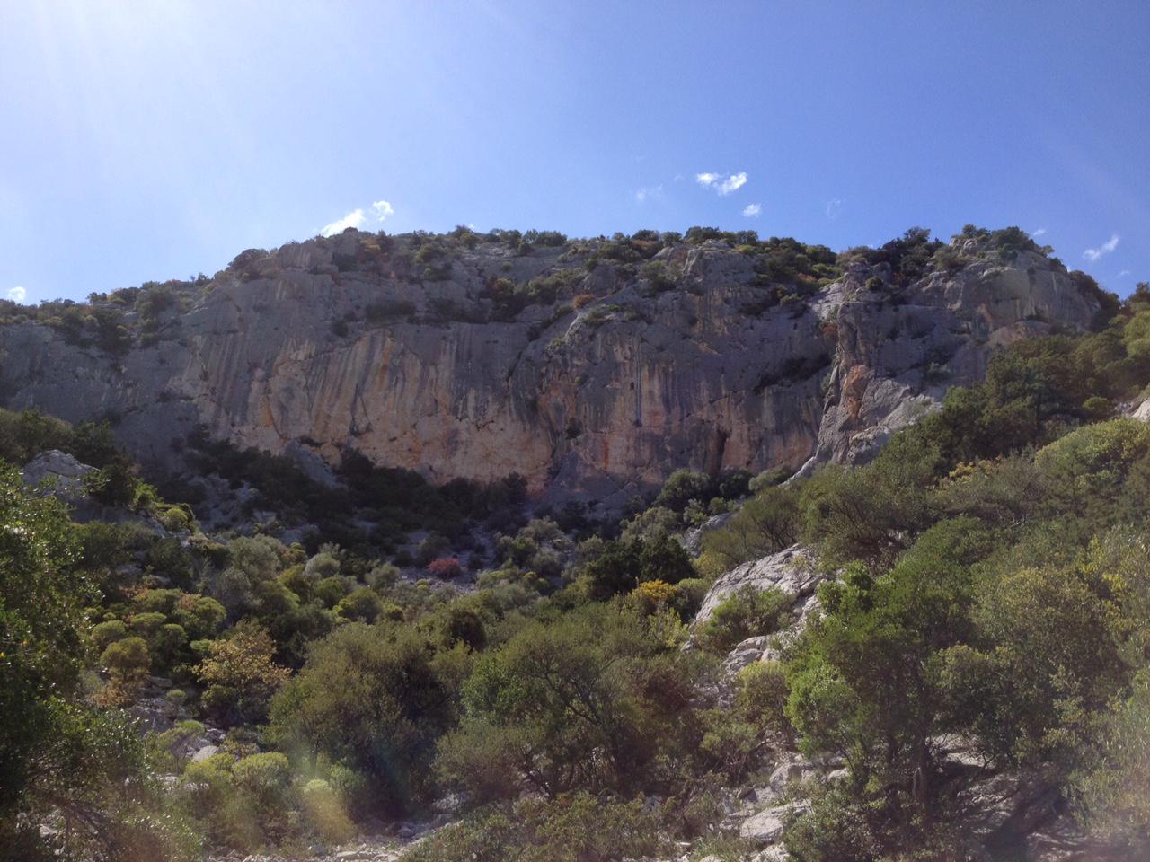 Il vasto anfiteatro in cui è collocata la falesia