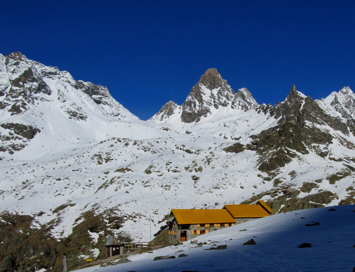 Il Rifugio e il Becco della Tribolazione al mattino.
