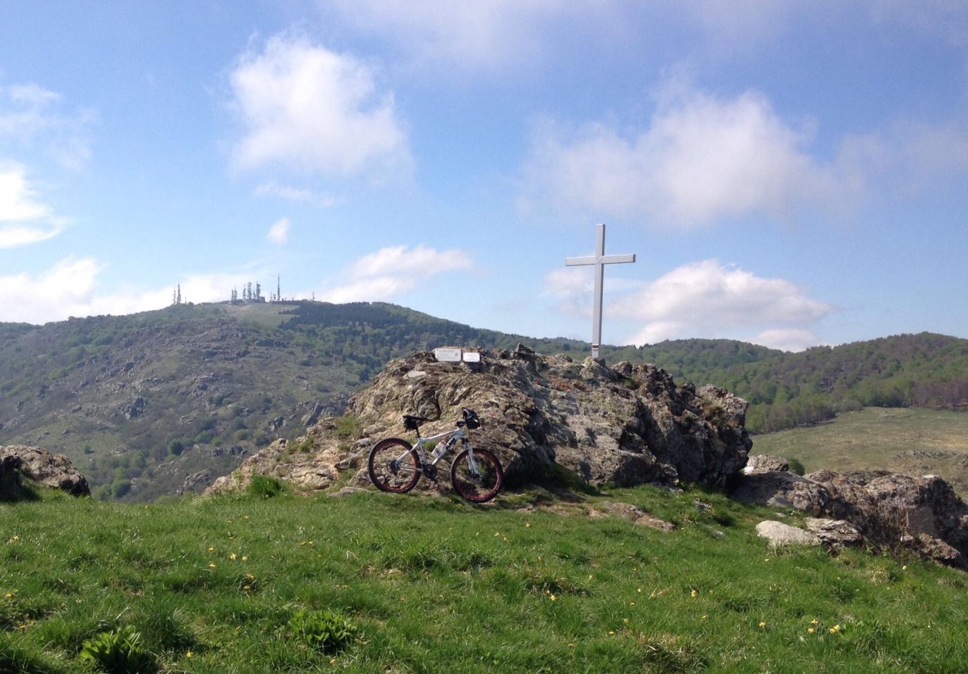 La cima del monte Sciguello con sullo sfondo il Beigua