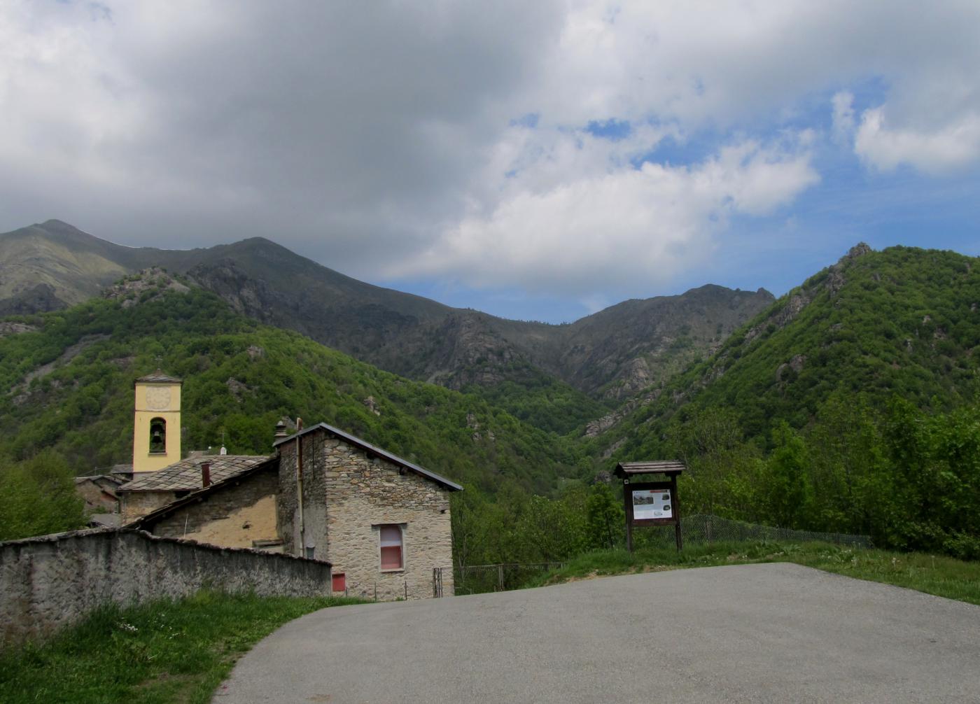 Serremoretto, sullo sfondo Cugno dell'Alpet, punta di Gianna e Monte Muretto.
