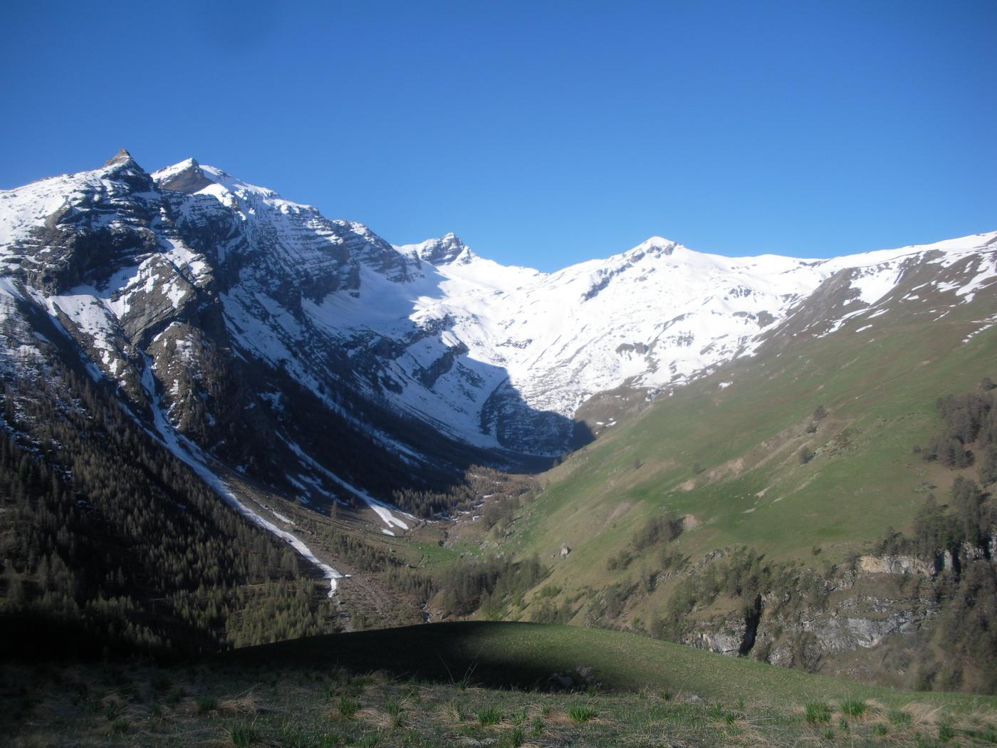 Al centro al fondo il Pic de Rochelaire..