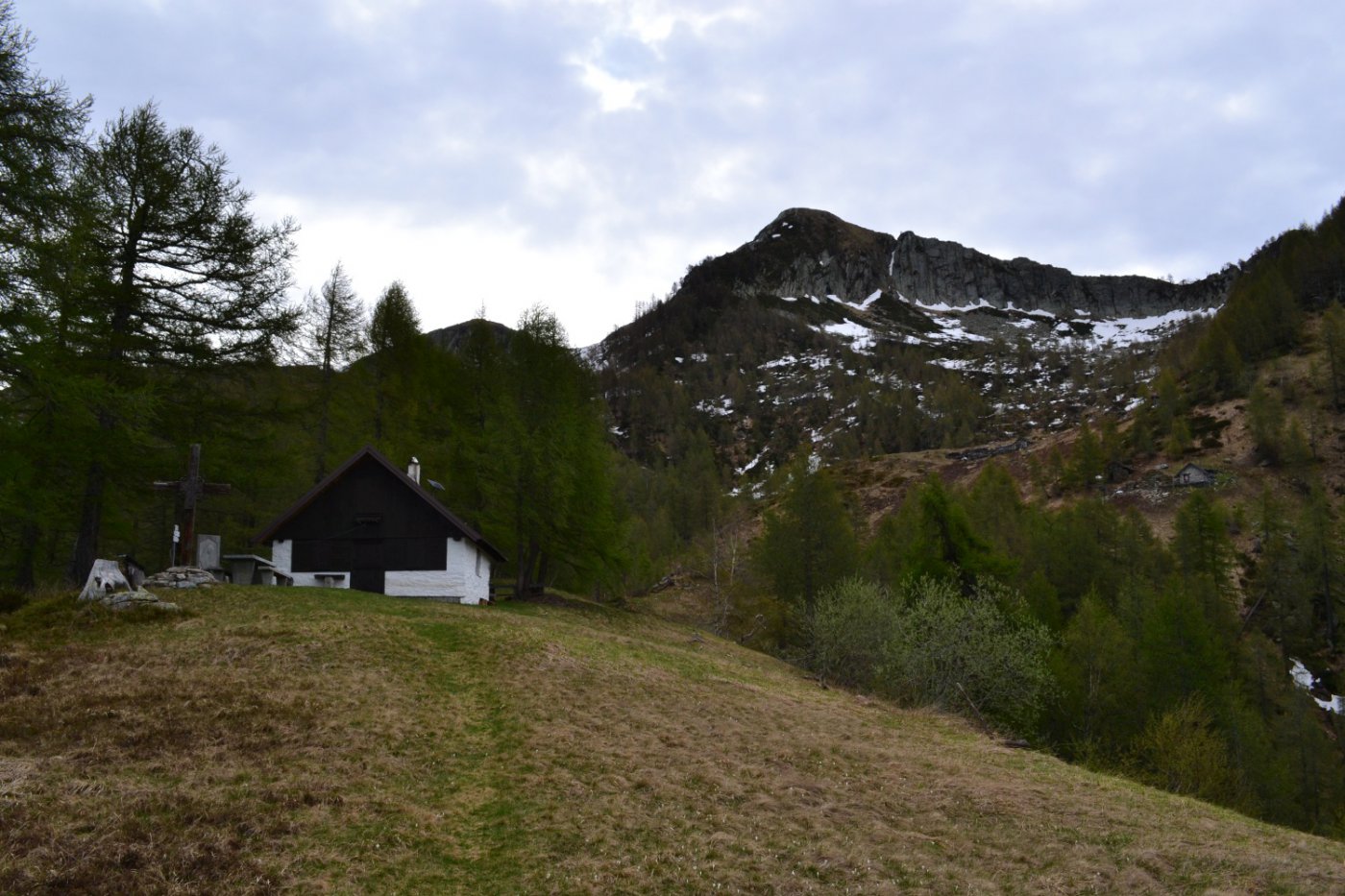il bivacco con la Punta Pozzolo sullo sfondo
