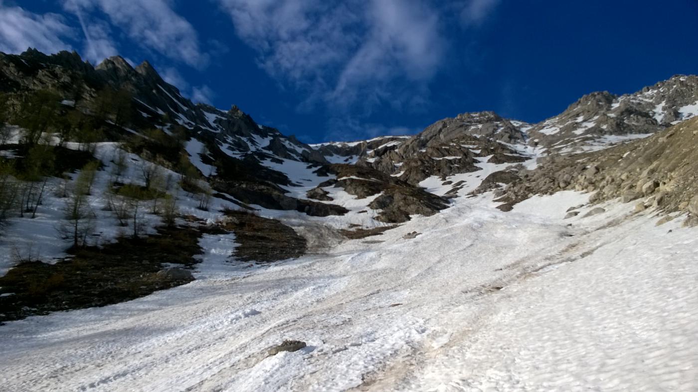 Da quota 2300 ca , la parete di salita appare piuttosto incasinata...