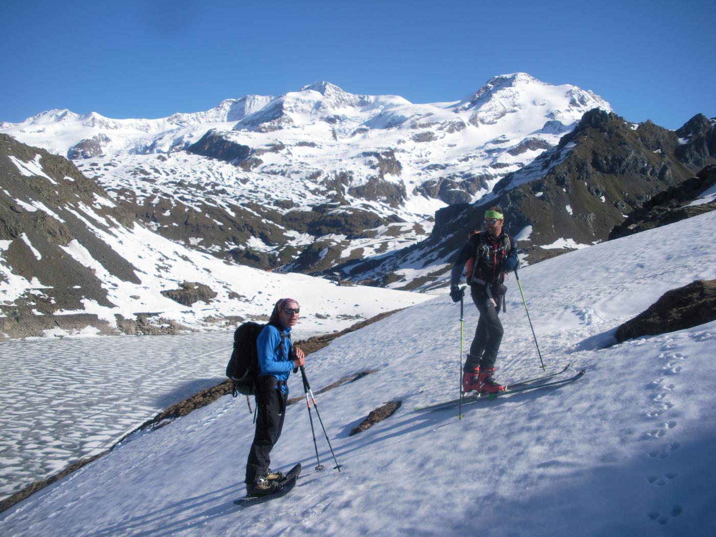 finalmente la neve col lago che va sgelando e il Rosa sullo sfondo..