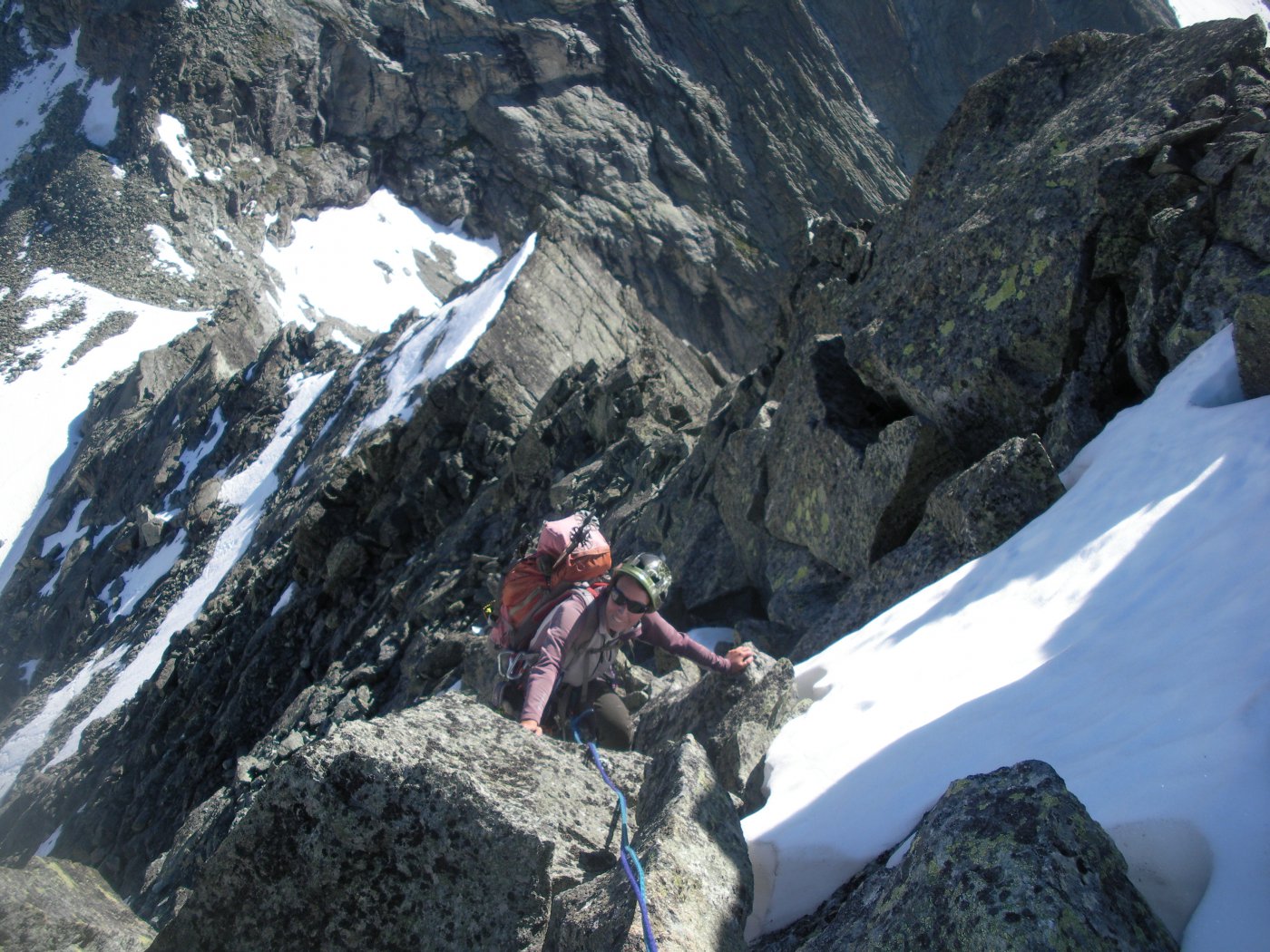 in cresta..a tratti ancora innevata..in basso a sx il Col Berlon..