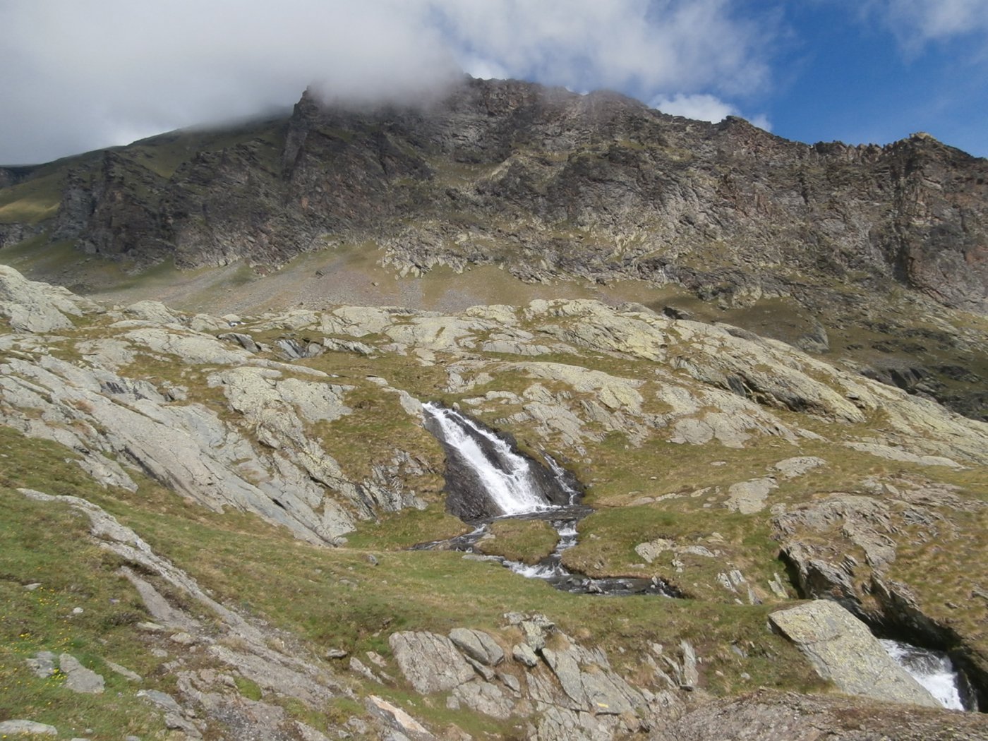 l'ambiente sotto il Pousset parzialmente visibile ,disgelo in atto...