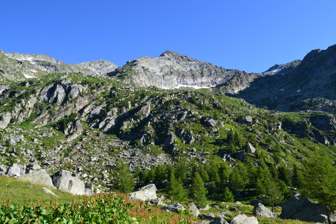 la Becca Vlou (in primo piano) e la Torché (a sinistra) viste dalla Madonna della Neve