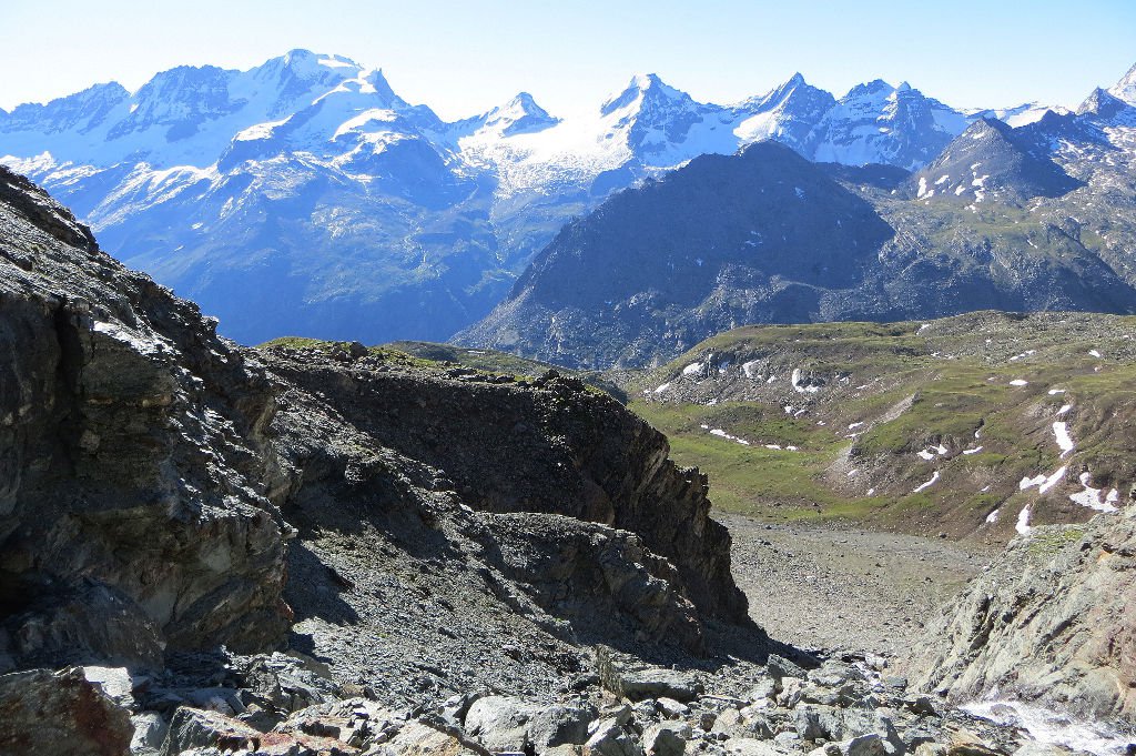 salendo il canale sotto lo sguardo attento del Gran Paradiso