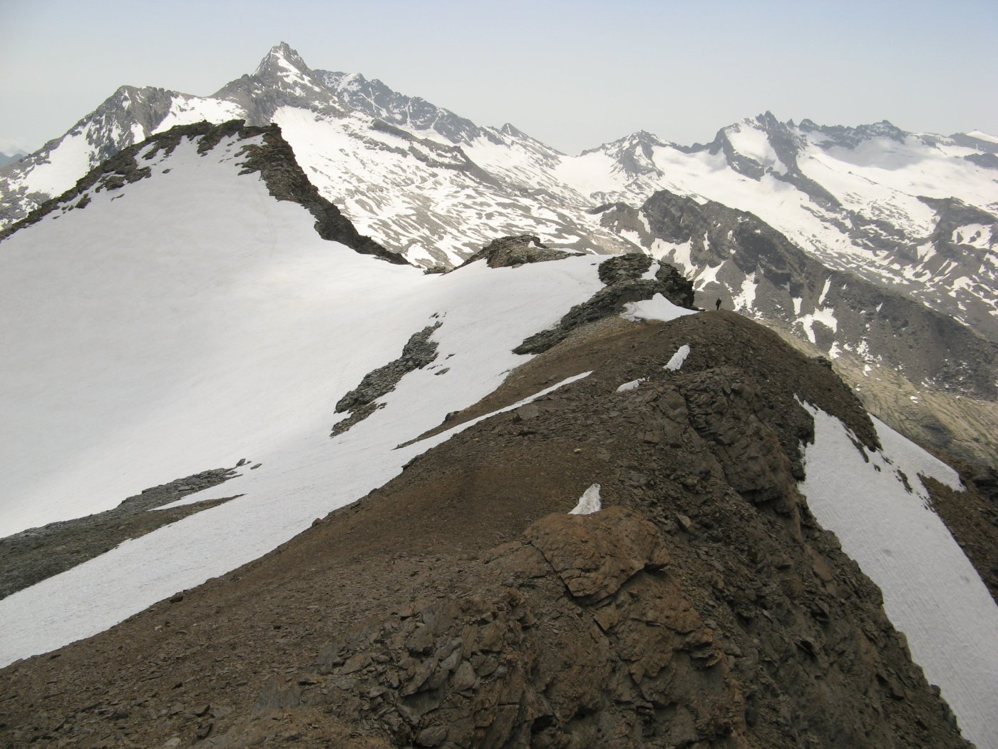 La cima con sullo sfondo la Levanna Occidentale