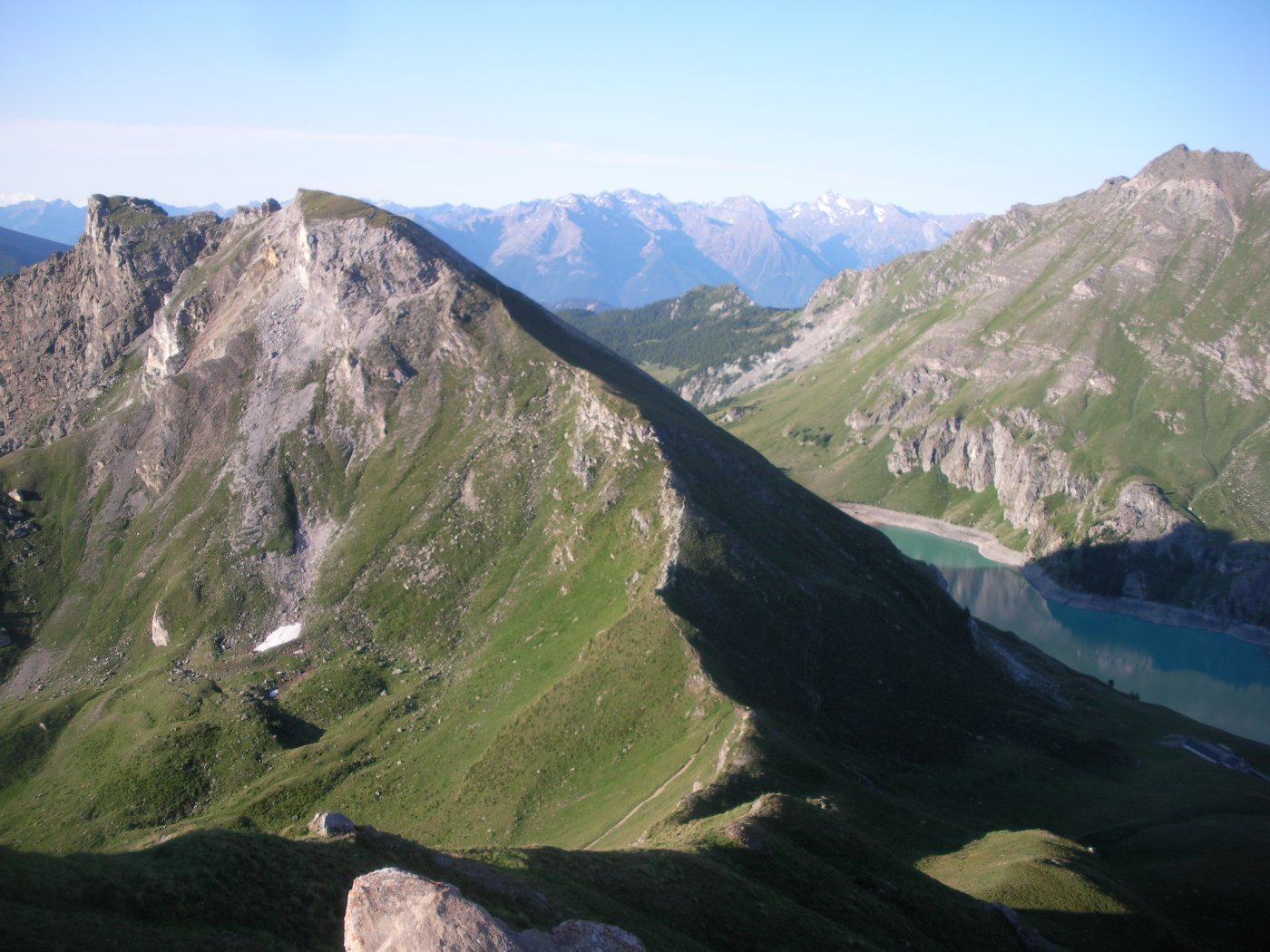 Il M.Pancherot e la conca di Cignana (ancora in ombra) dalla cresta sud al M.Seriola..