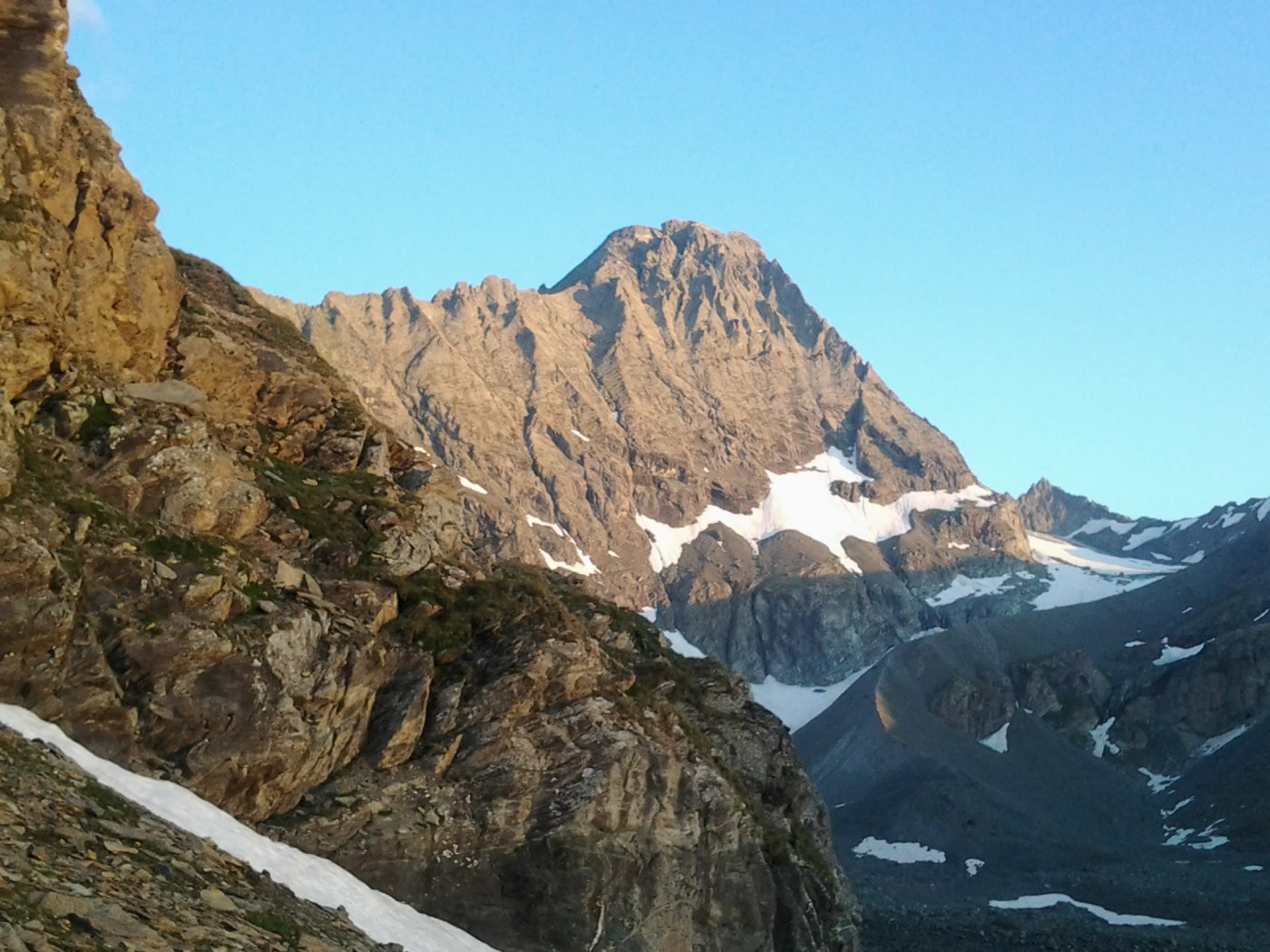 Bessanese alle prime luci dell'alba, salendo al col d'Arnas