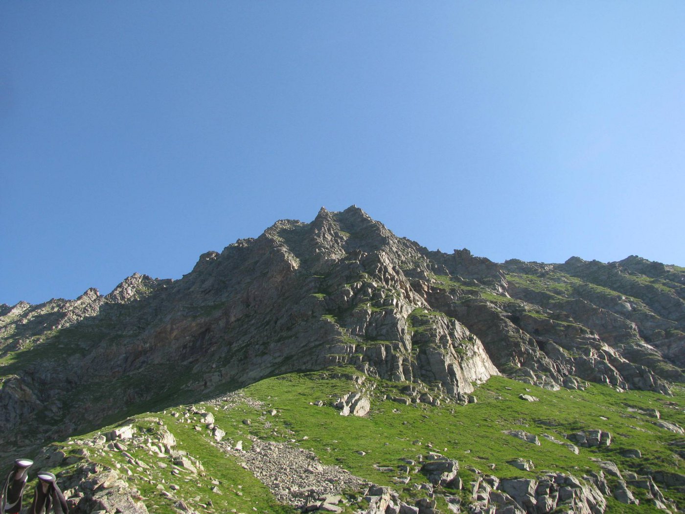 Sopra di noi, al centro, la Punta della Cadrega