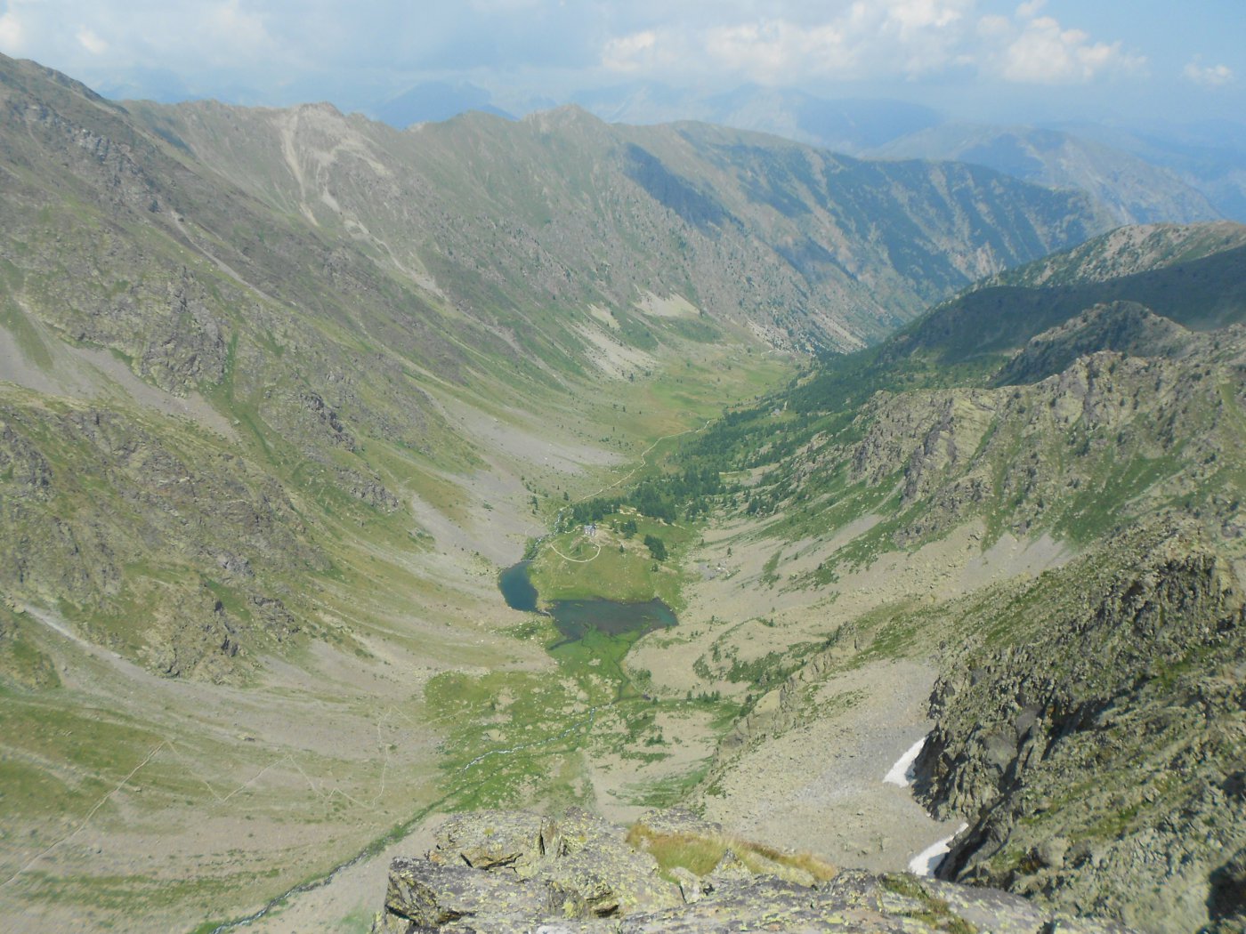 Dalla punta uno sguardo sullo splendido vallone e sul Rifugio Migliorero