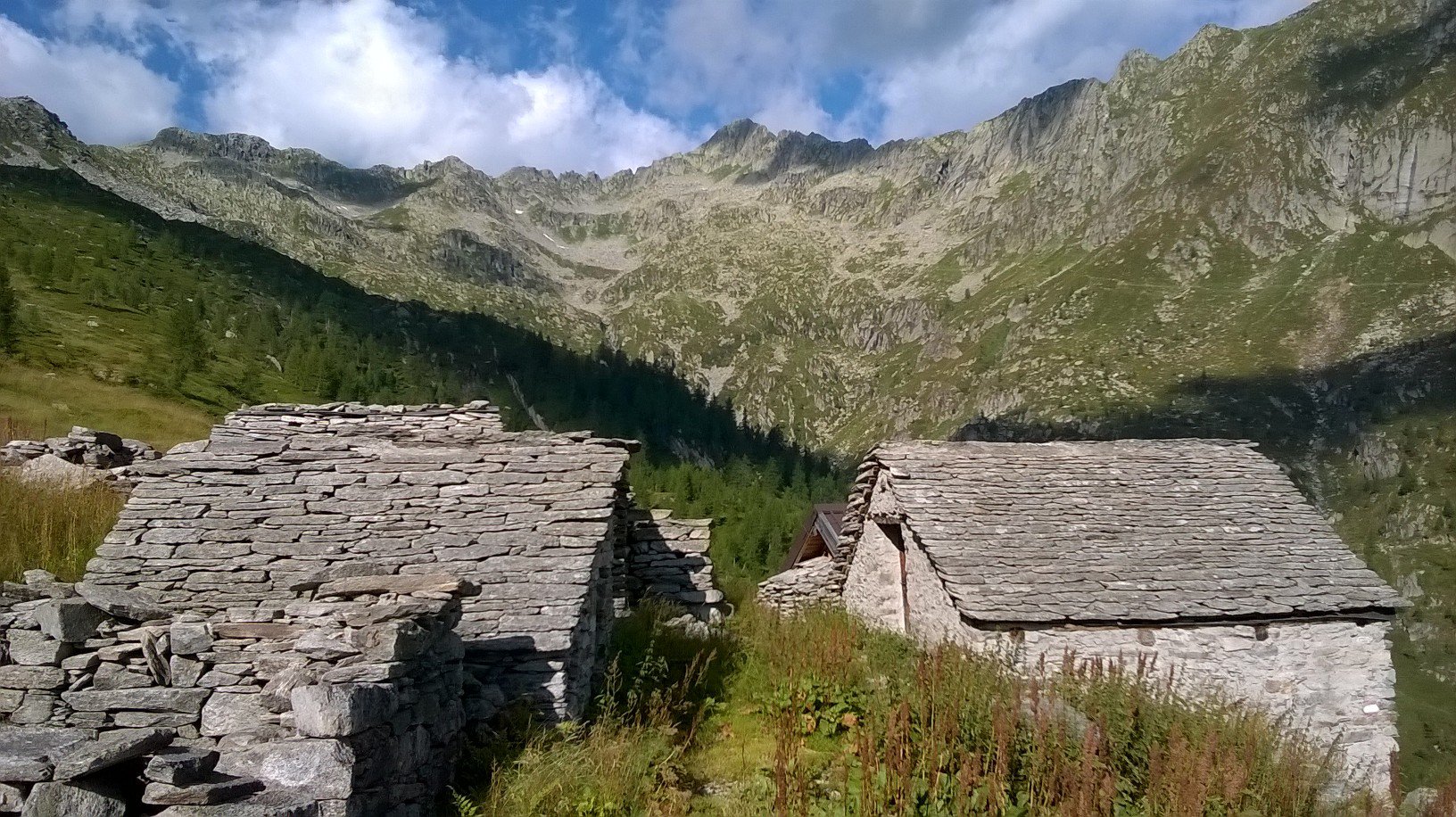 le baite di Ancium con il Pizzo Tignaga sullo sfondo