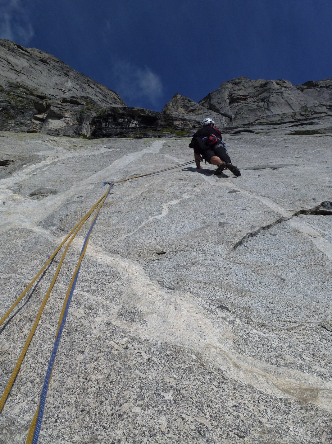 Primo tiro. Le troppe corde sul primo spit fuori dalla neve sono perchè la'abbiamo anche usato come sosta per stare in equilibrio alla fine del nevaio.
