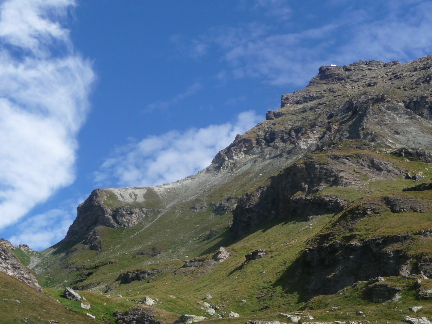 colle Pinter e, in alto a destra, il bivacco e la cima