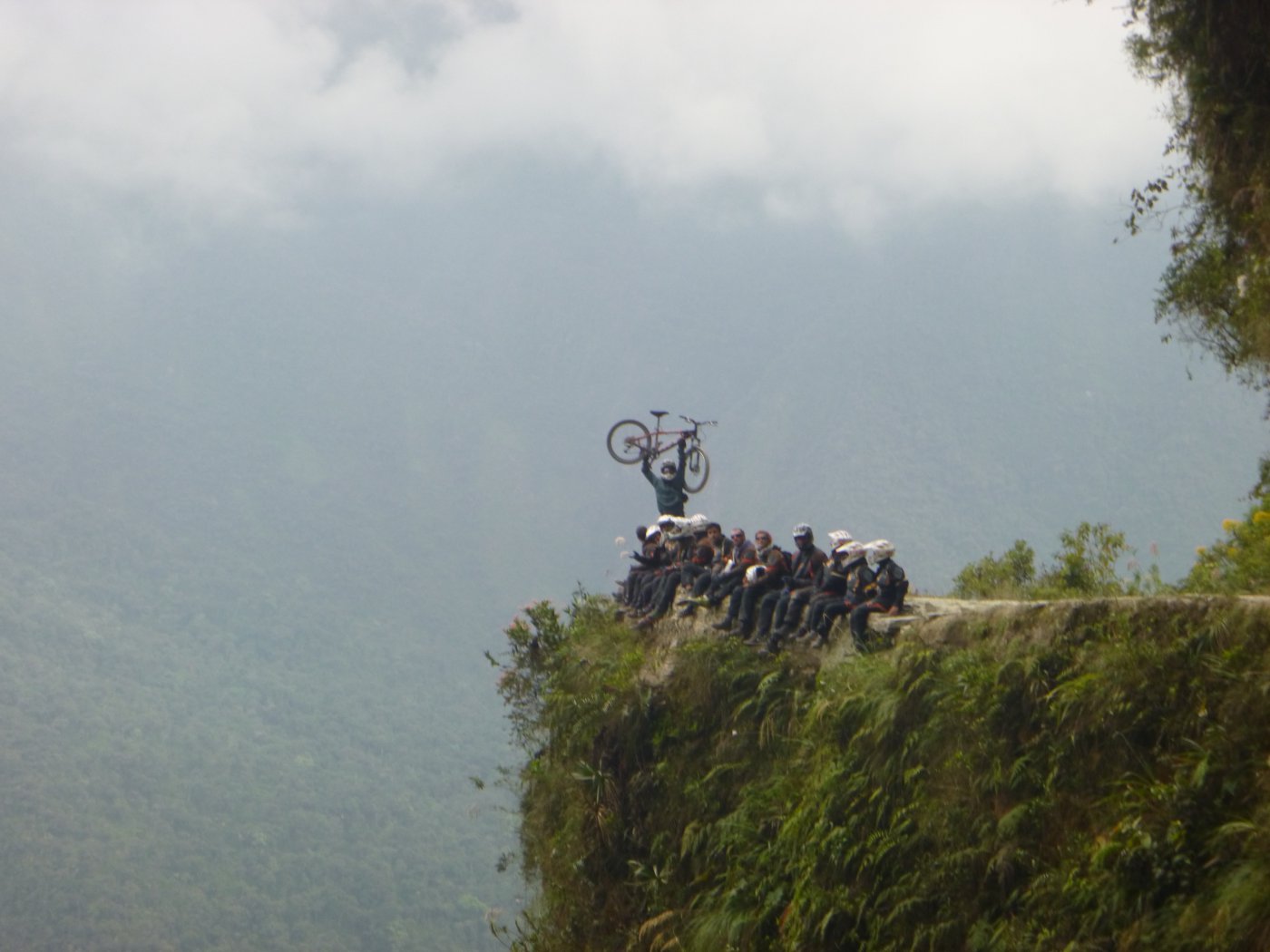 Foto di gruppo su uno dei tanti dirupi