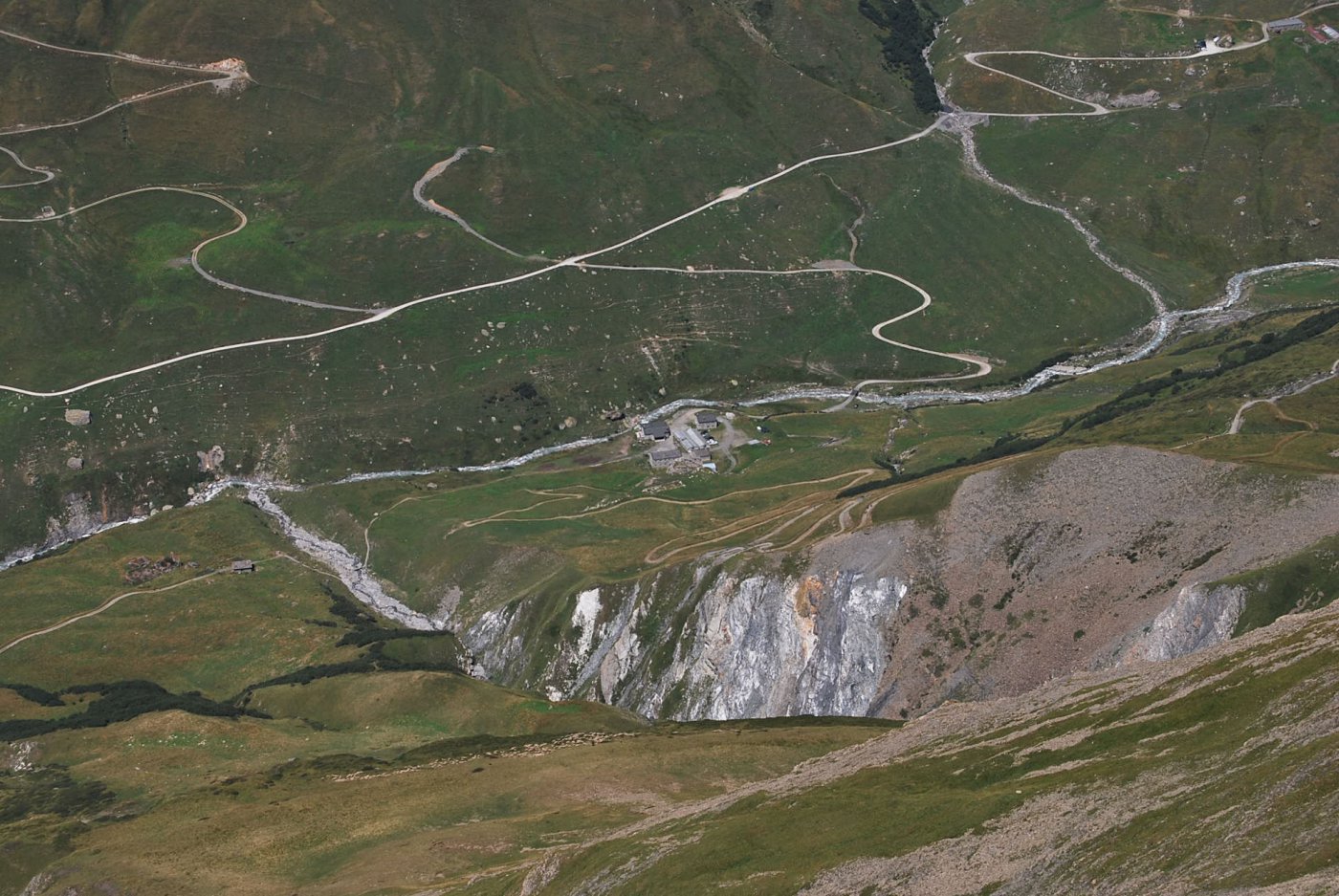 Dalla cresta: il Rifugio des Mottets e la via di salita che costeggia e poi attraversa la gola.