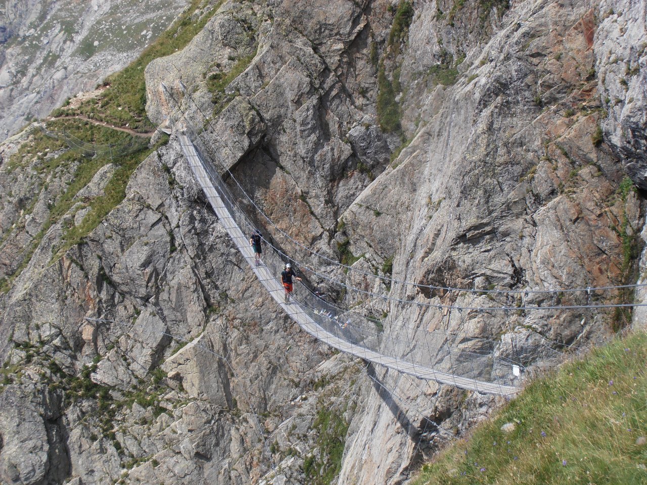 02 - ponte tibetano di 70metri, uesto è il sentiero di accesso normale al Refuge des Conscrits