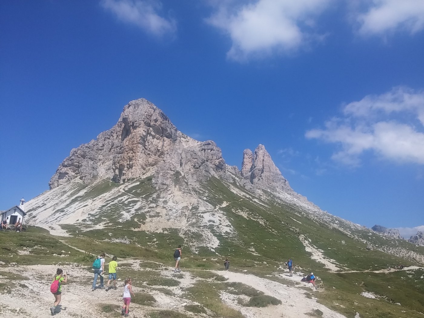 La Torre di Toblin in secondo piano dal rifugio Locatelli