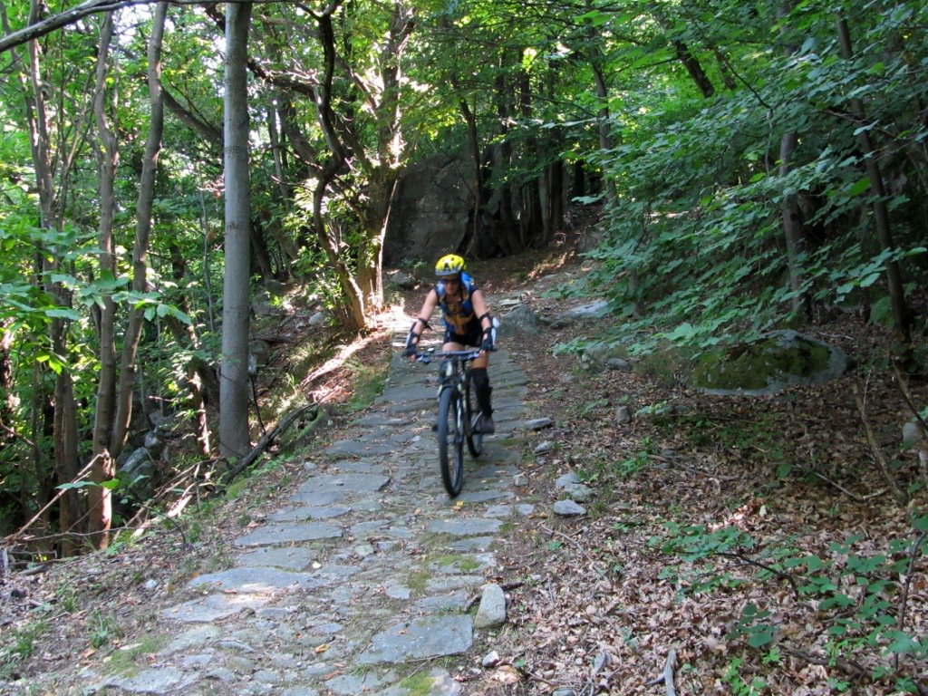 Tiziana impegnata nella parte bassa del sentiero.