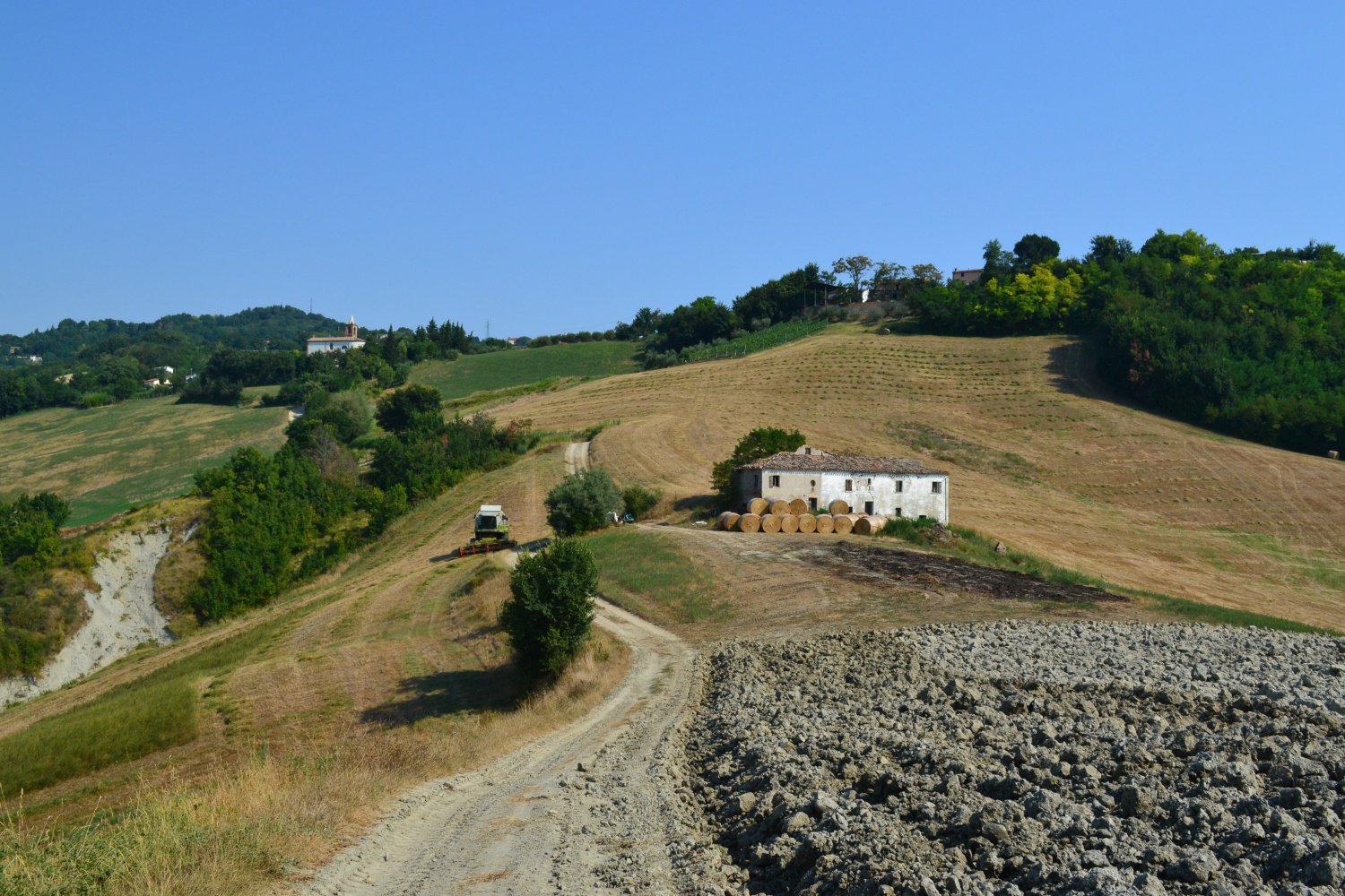 paesaggio agricolo in direzione della Chiesa di Farneto