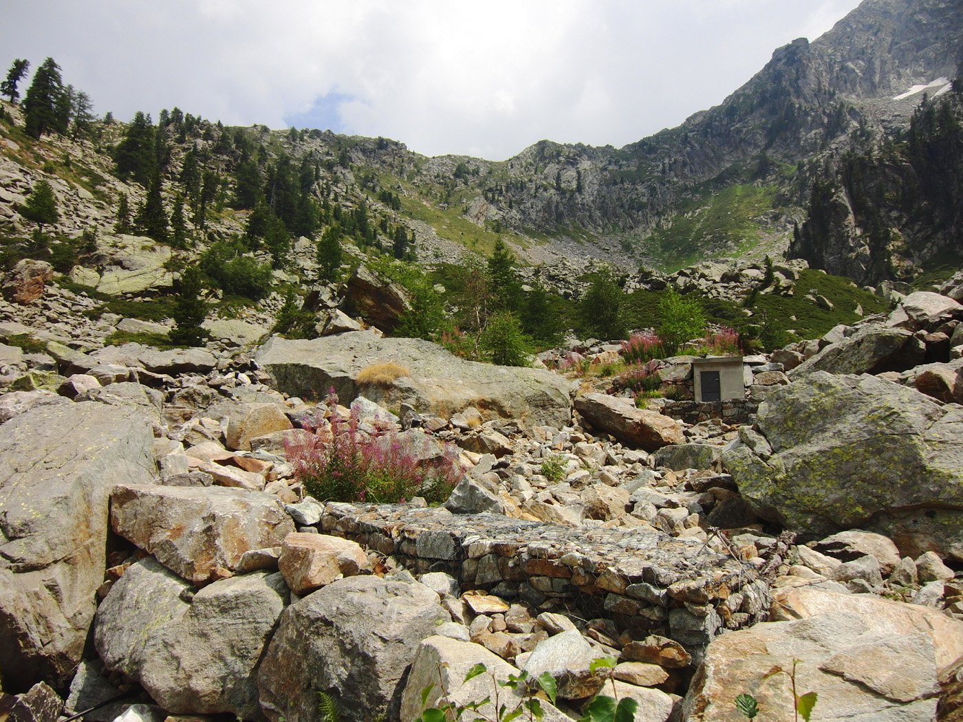 Da presa di Gouillas, seguire ometti a sx.
