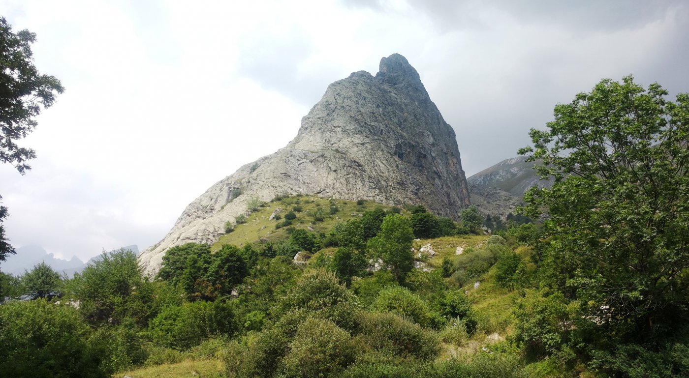 la Rocca Provenzale dal sentiero di rientro, in basso a sinistra la lingua di roccia delle vie di arrampicata