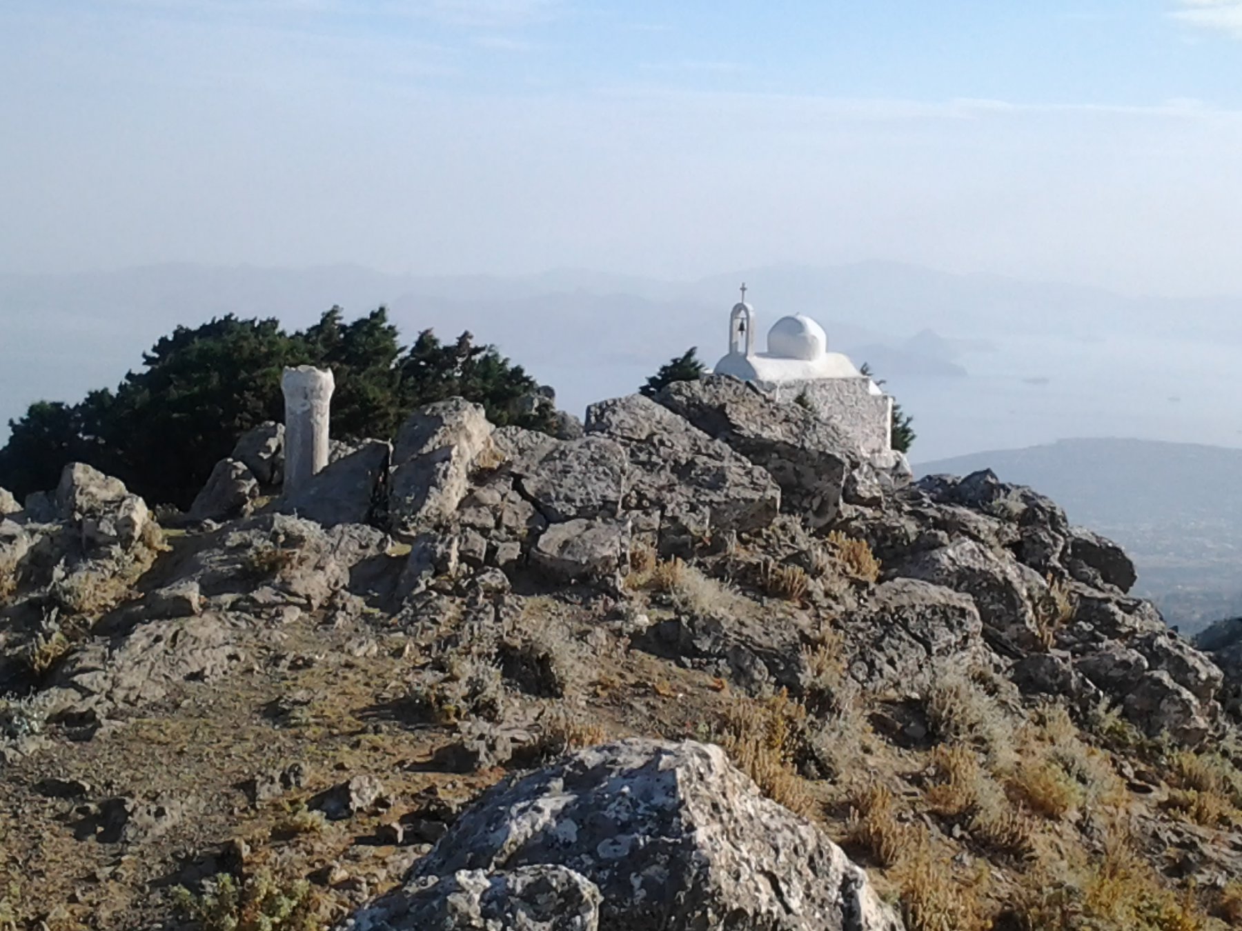La chiesetta nei pressi della cima