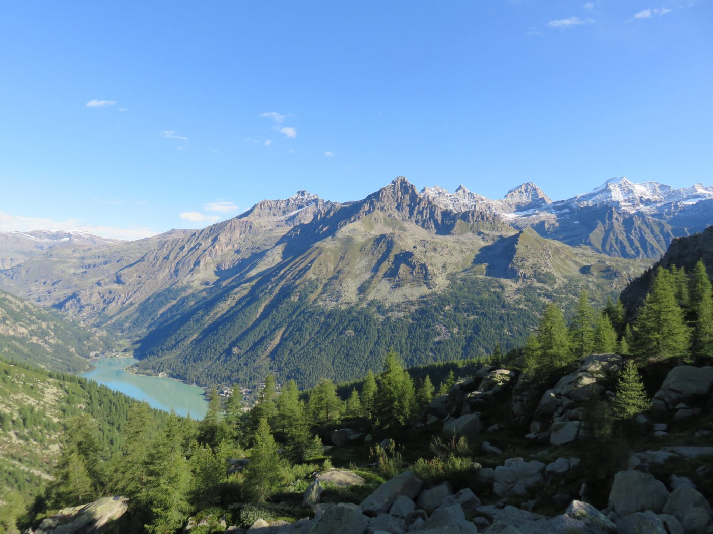 Vista sul lago, dal traverso in ombra verso il Corno Bianco