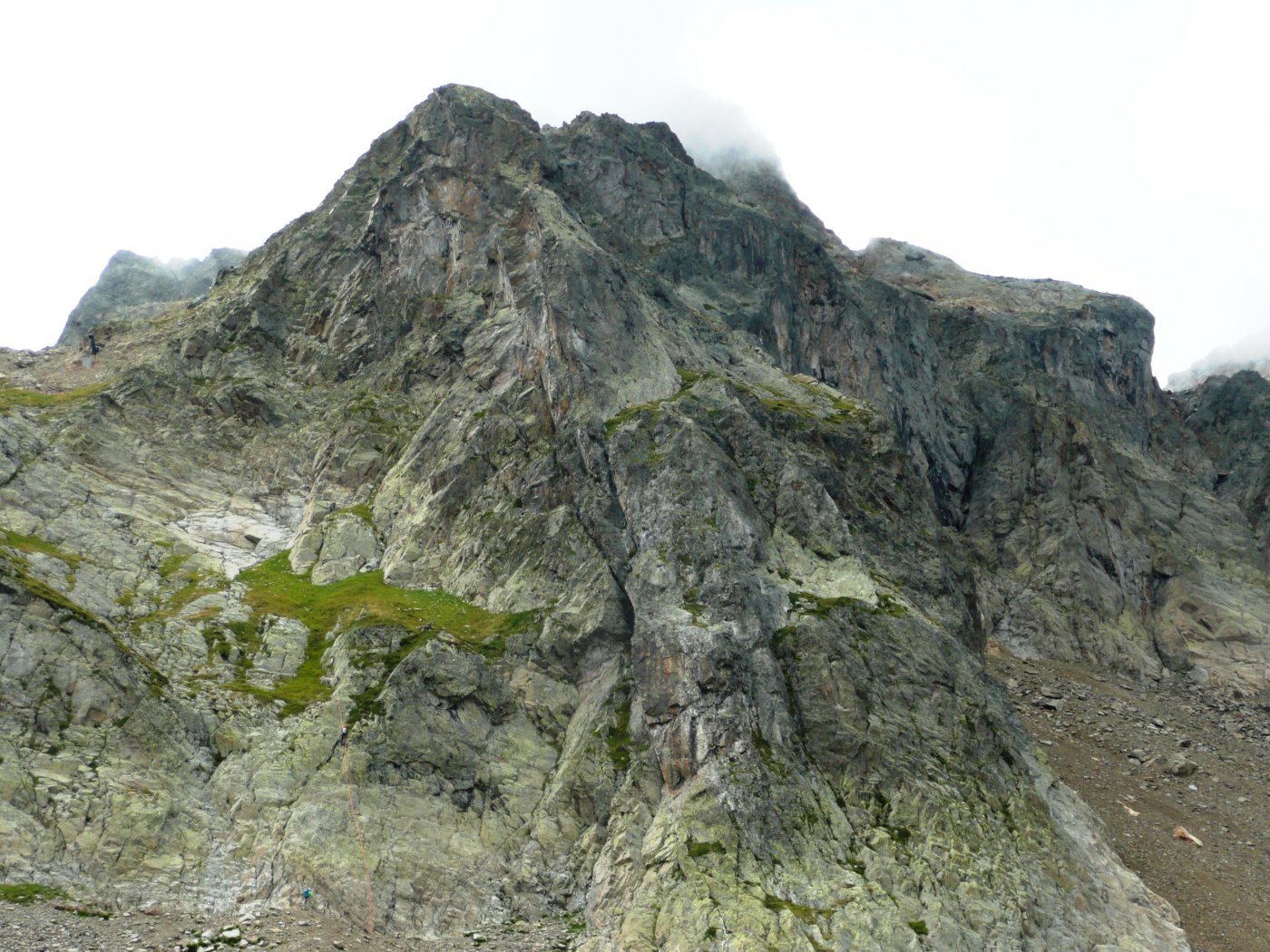 la parete di arrampicata, sulla sinistra il versante di rientro, si intravede la linea di calata