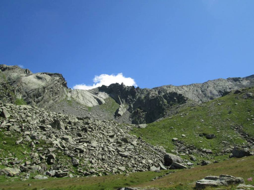 Foto fatta dal pianoro a quota 2300m dove si lascia il sentiero e si punta all'evidente punto di attacco a centro foto