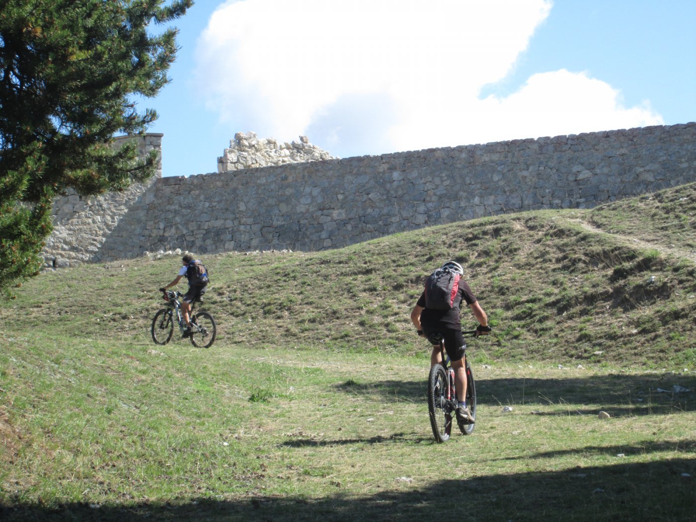 pedalando all'interno del forte
