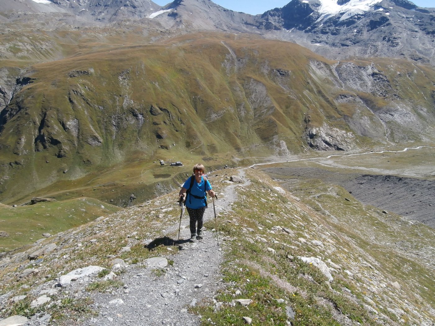 sul ripido sentiero n.11 A ,in basso il rifugio Bezzi...