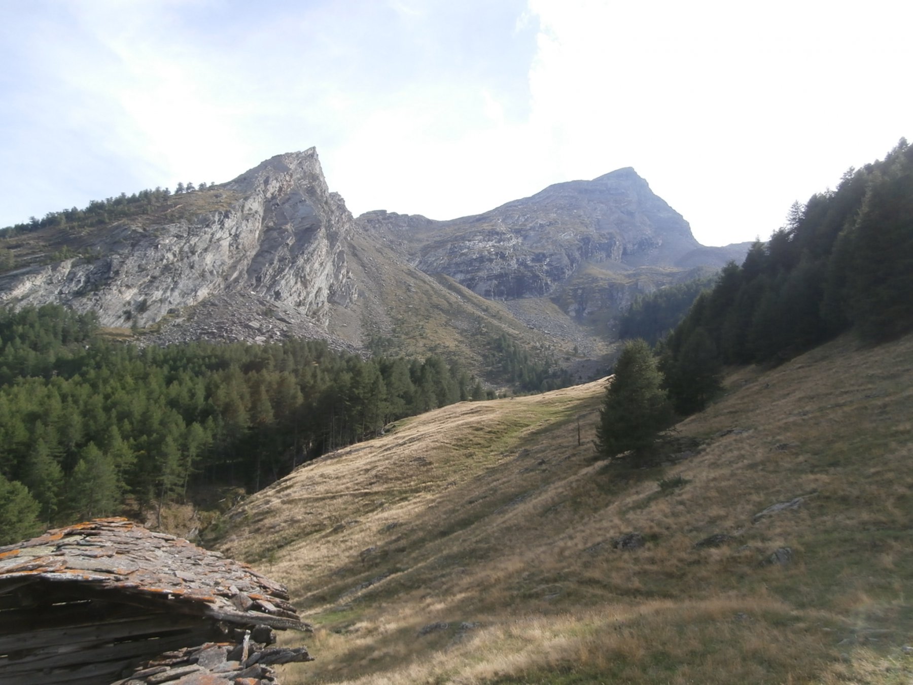 le due punte raggiunte viste in discesa dalle baite Les Ors...