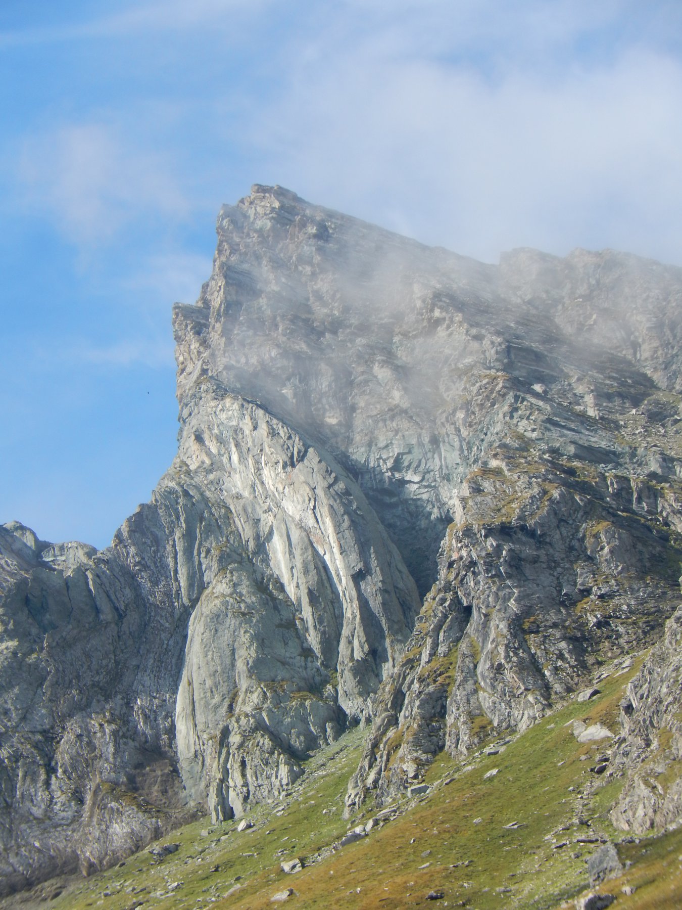 il pilastro grigio della quota 2880 del M. Bessanetto