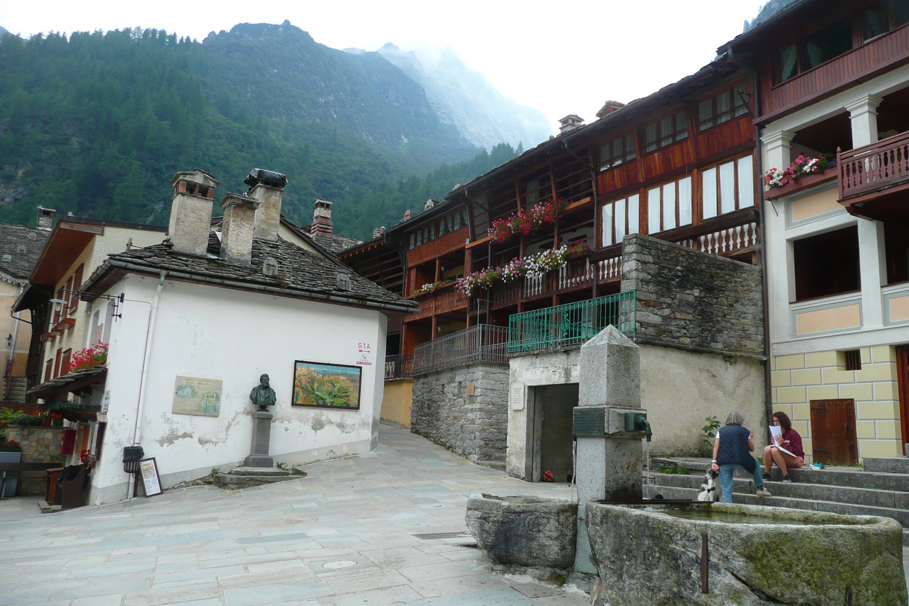 dalla piazza di Rima, la nostra rocca immersa nella nebbia sembra inaccessibile