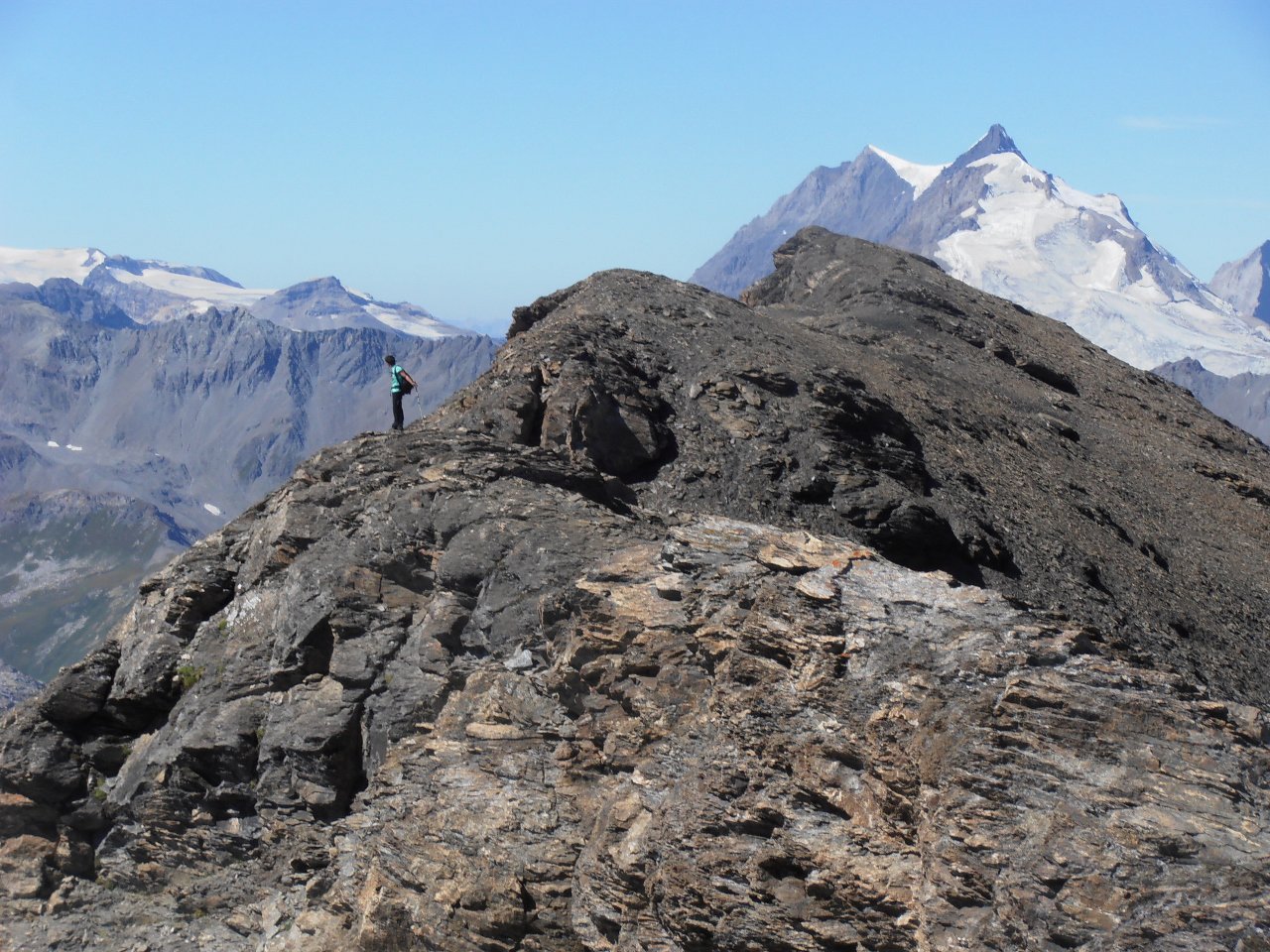 01 - sulla cresta tra cima est e cima principale, sullo sfondo la Grande Casse-Grande Motte