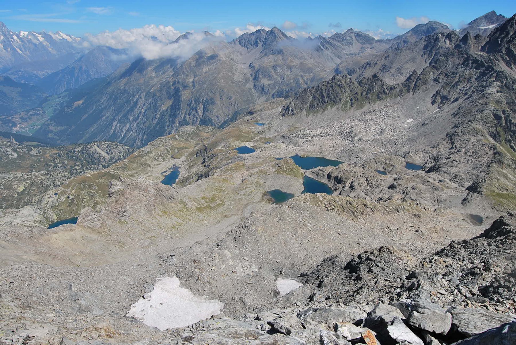 A sinistra i due Laghi di Bellacomba e tutti i Laghi del Tachuy 
