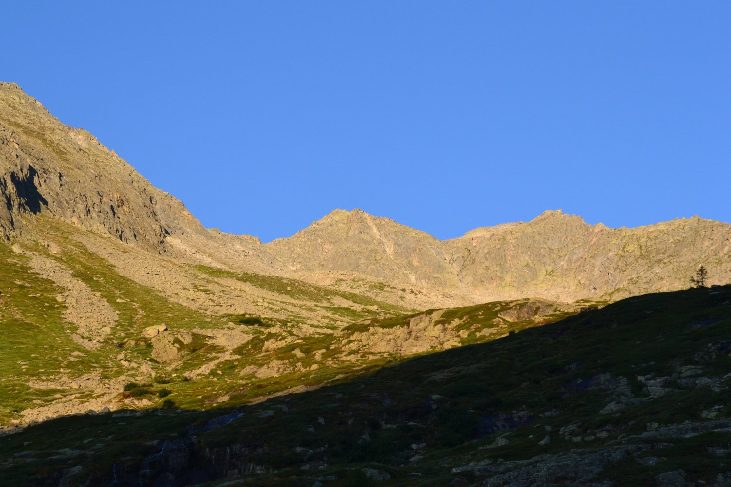 la cima laggiù in fondo